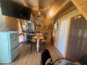 Køkken eller tekøkken på Cabaña Pinos Magicos + 2 billeder