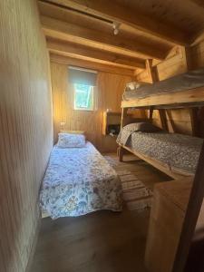 En eller flere senge i et værelse på Cabaña Pinos Magicos