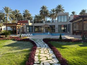 an exterior view of a house with a garden at مزرعة منتجع الامراء in Baghdād