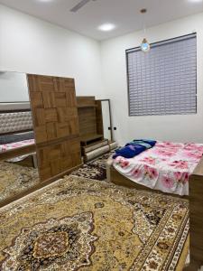 a room with a bed and some rugs at مزرعة منتجع الامراء in Baghdād