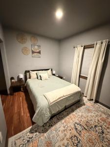 En eller flere senge i et værelse på Chic Boho Groundfloor 2br In Town