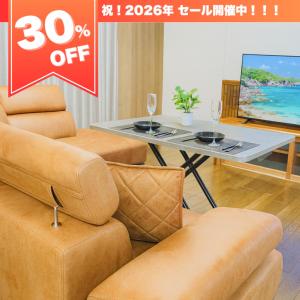 Verkauf eines Wohnzimmers mit Stühlen und einem Tisch in der Unterkunft 糸島リトリートヴィラ芥屋 in Itoshima