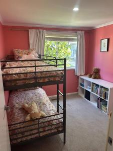 En eller flere senge i et værelse på Spacious family retreat in Melba