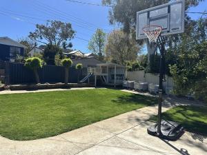 En have udenfor Spacious family retreat in Melba