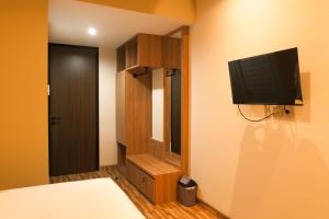 - une chambre dotée d'une télévision murale à écran plat dans l'établissement Grand Damai Kostel Exclusive, à Ngaglik