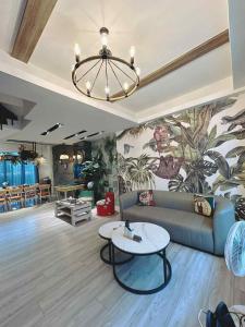 een woonkamer met een bank en een tafel bij Villa Ten - Swing screw in Guilin