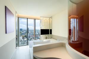 een woonkamer met uitzicht op een stad bij Wink Danang Centre, Unscripted by Hyatt in Da Nang