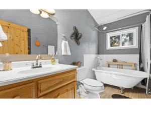 Koupelna v ubytování Ponderosa Hideaway-ATV, Hiking, Snowmobiling, Hunting & Casino Fun + 21 fotografií