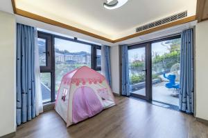 En eller flere senge i et værelse på Zhangjiajie Hotel-Free airport pick-up + 61 billeder