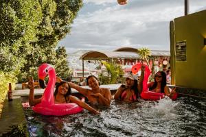 un gruppo di donne in acqua tra i fenicotteri rosa di Viajero Oaxaca Hostel a Città di Oaxaca Altre 69 foto