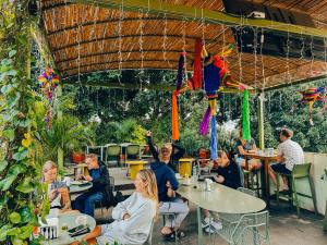 un gruppo di persone sedute ai tavoli di un ristorante di Viajero Oaxaca Hostel a Città di Oaxaca