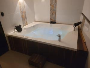 een bad met een kraan in de badkamer bij Hotel Plazuela Real in Barrancabermeja