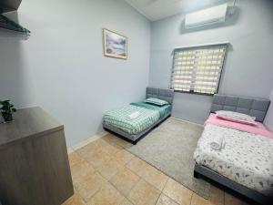 Postel nebo postele na pokoji v ubytování Nawra Iman Bayu Homestay