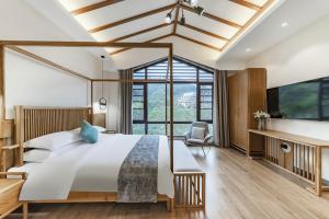 En eller flere senge i et værelse på Zhangjiajie Hotel-Free airport pick-up