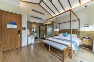 En eller flere senge i et værelse på Zhangjiajie Hotel-Free airport pick-up