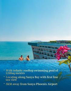 zwei Personen schwimmen im Wasser neben einem Kreuzfahrtschiff in der Unterkunft Sanya Conifer Resort in Sanya