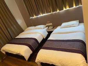 due letti in una stanza d'albergo con finestra di Super 8 Hotel @ Bayan Baru a Bayan Lepas Altre 16 foto