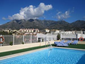 Piscina de la sau aproape de Ona Marbella Inn