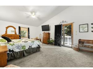 TV a/nebo společenská místnost v ubytování Ponderosa Hideaway-ATV, Hiking, Snowmobiling, Hunting & Casino Fun