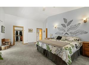 Postel nebo postele na pokoji v ubytování Ponderosa Hideaway-ATV, Hiking, Snowmobiling, Hunting & Casino Fun