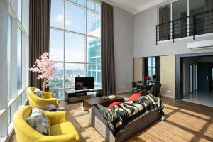 Elle comprend un salon doté de meubles et d'une grande fenêtre. dans l'établissement Maritime Suites High-Floor full Seaview 2BR in Georgetown Pool Gym, à George Town
