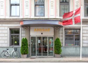 un frente de tienda con una bandera delante de él en Go Hotel Ansgar, en Copenhague