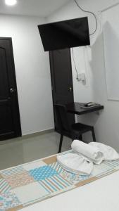 een kamer met een bureau, een stoel en een tafel bij Boutique Real PRB in Barrancabermeja