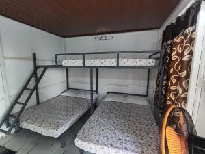 Giường trong phòng chung tại Harsham Homestay