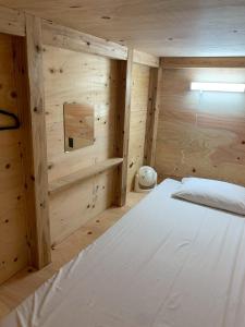 En eller flere senge i et værelse på Southern Gate HIVE