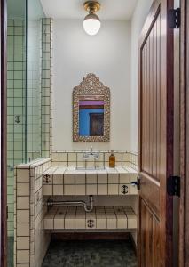 Koupelna v ubytování Salt Pool - Sauna - Cold Plunge - Lux Desert Ranch