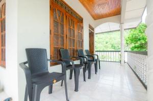 a row of chairs sitting on a porch at Villa Ransanda in Warakagoda +1 photo