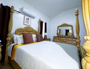 a bedroom with a large bed and a mirror at Haven Villa Retreat Jacuzzi Oasis in Mata los Indios +47 photos