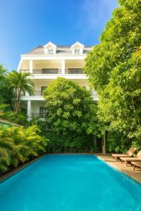 een zwembad voor een gebouw bij Golden Citadel Hotel Siem Reap in Siem Reap
