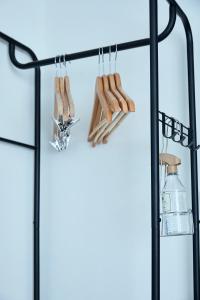 een glazen vitrinekast met een heleboel kookgerei bij KAMINARI Inn Newly Renovated Jan 2026 in Tokyo