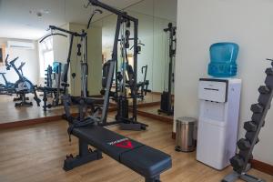 una palestra con diversi tapis roulant e cyclette di Xima Lima San Isidro a Lima