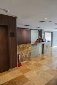 una donna seduta al bancone di una cucina di Xima Lima San Isidro a Lima