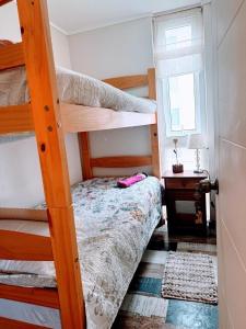 een slaapkamer met twee stapelbedden en een bureau bij Horizonte Magico in Osorno