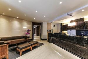 eine Lobby mit einem Wartezimmer mit einem Sofa und einer Theke in der Unterkunft Daesungkwan Hot Spring Hotel in Busan
