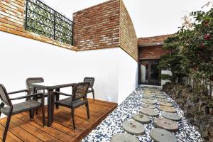 eine Terrasse mit Tisch und Stühlen und einem Teppich in der Unterkunft Daesungkwan Hot Spring Hotel in Busan