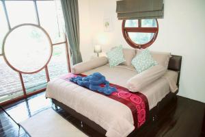 een groot bed in een kamer met een groot raam bij Grandpa's House in Ko Klang