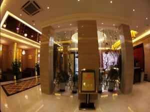eine Lobby eines Hotels mit einem Schild in der Mitte in der Unterkunft Dunhuang Dunhe Hotel in Dunhuang