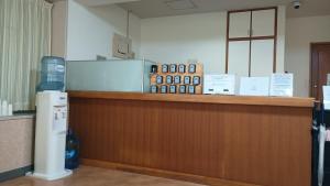 un comptoir de caisse dans une pièce avec une ouverture dans l'établissement Hotel-澄Sumi, à Naha