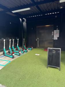 a gym with a row of exercise equipment on the floor at D旅館　Dryokan in Tokyo +65 photos