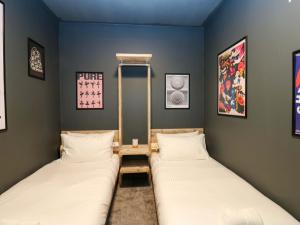 2 Betten befinden sich in einem Zimmer mit blauen Wänden. in der Unterkunft Chalet 86 in South Shields