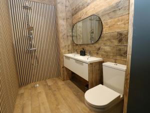 ein Badezimmer mit Toilette, Waschbecken und Spiegel in der Unterkunft Chalet 86 in South Shields + 46 Fotos