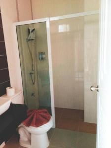 ein Badezimmer mit Dusche, Toilette und Waschbecken in der Unterkunft Baanthanthip in Khon Kaen + 75 Fotos