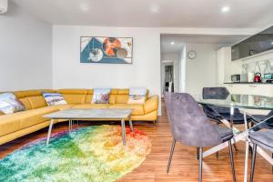 Et opholdsområde på Auckland Urban Escape - Central, Connected & Comfy + 6 billeder