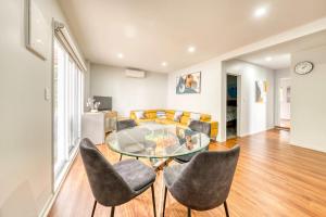 Et opholdsområde på Auckland Urban Escape - Central, Connected & Comfy