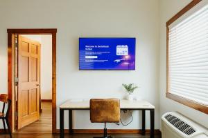 un tavolo con una sedia e una foto su un muro di Mt Merritt Suite Logan Health Nearby a Kalispell