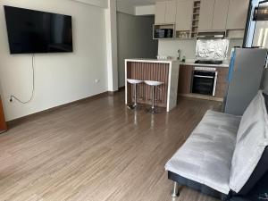 un soggiorno con divano e cucina di Mn Depa en San Bartolo a San Bartolo